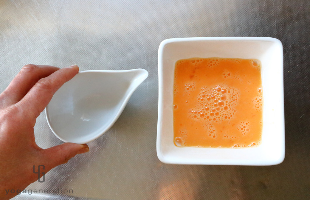 溶き卵の入った角皿