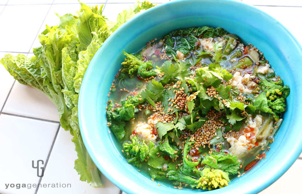 アジア風の薬味をのせたお出汁満喫！菜の花と溶き卵のピリ辛スープ