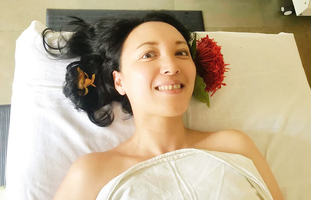 セラピストさんからお誕生日の祝福を受ける真理先生