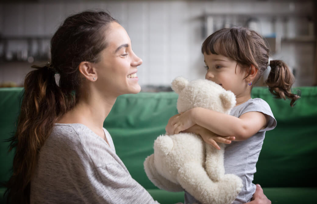 お母さんと娘が楽しそうに話す様子