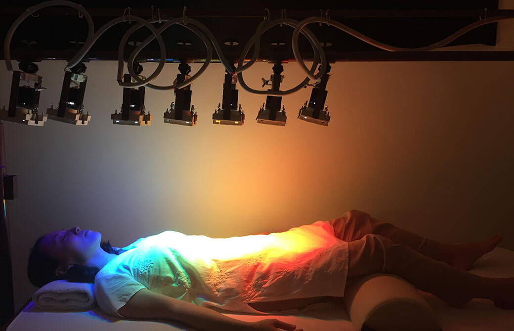 チャクラのカラーセラピーを受ける真理先生