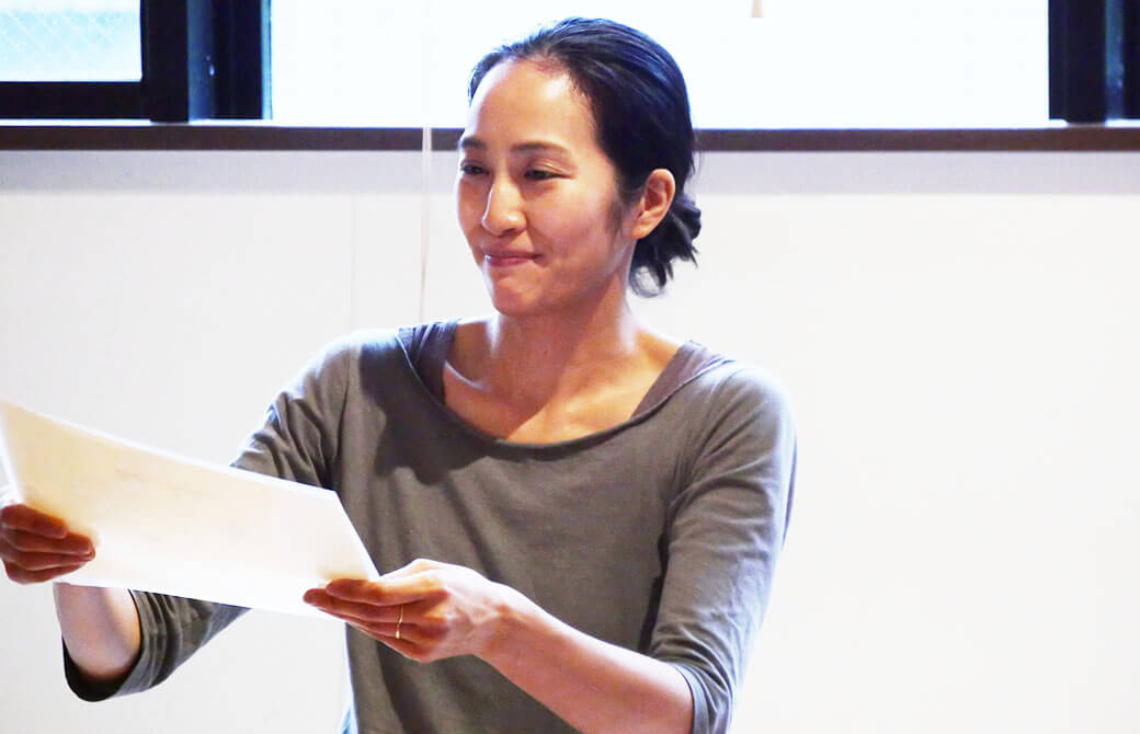 指導者養成講座の最終日に修了証を手渡すサントーシマ香先生