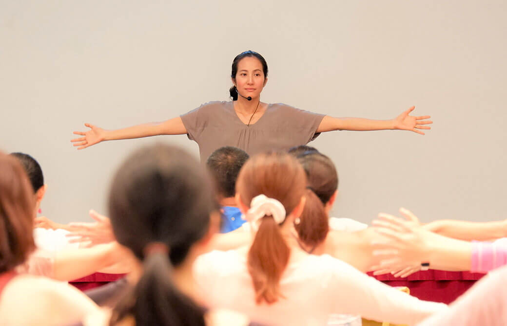 ヨガフェスタでクラスをしているサントーシマ香先生