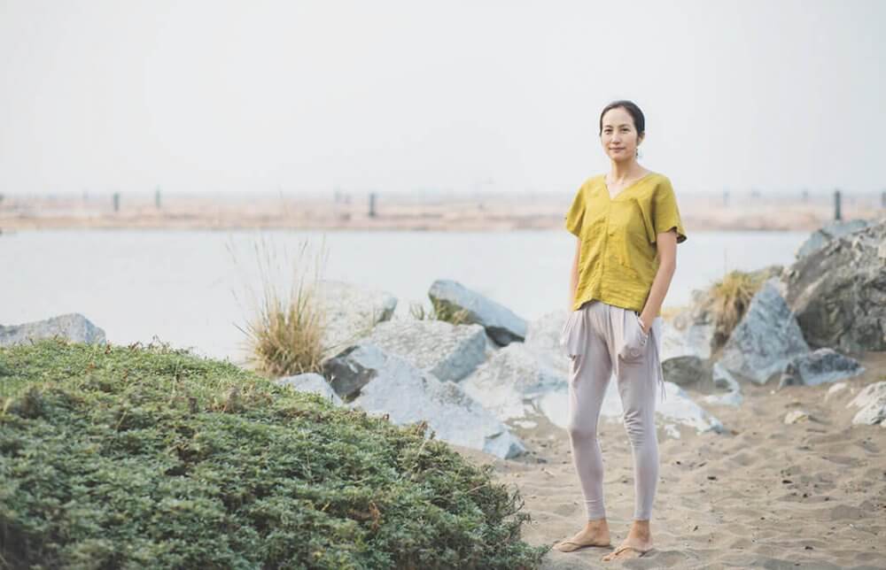 カナダの雄大な景色をバックに立つサントーシマ香先生