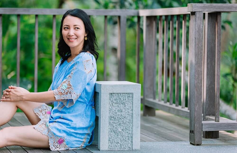 笑顔でたたずむ福田真理先生