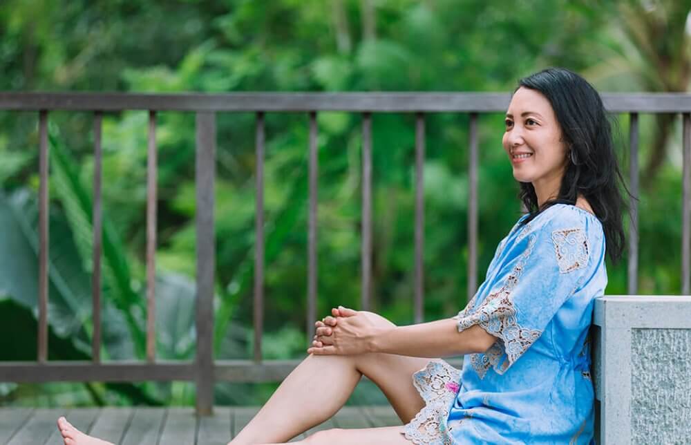 笑顔でたたずむ真理先生