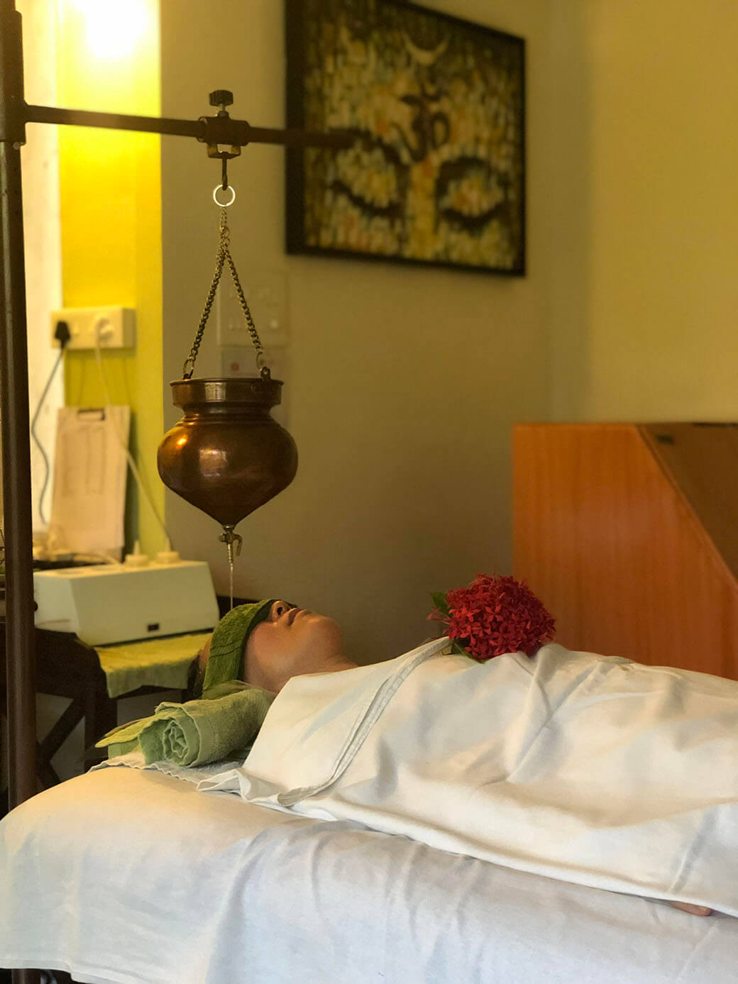 額にオイルを垂らすシロダーラ