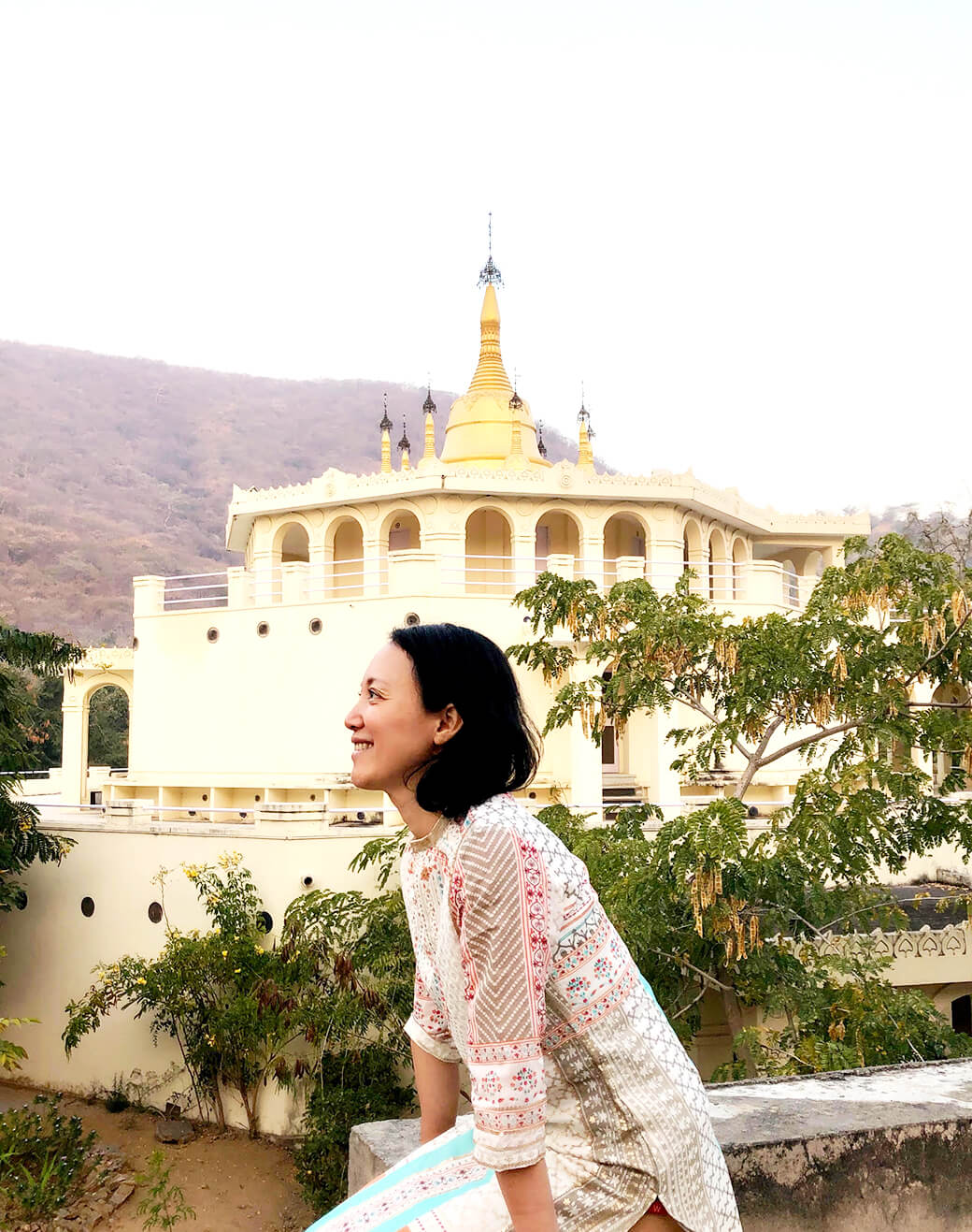 12日間過ごしたセンターを出る前に記念写真を撮る真理先生