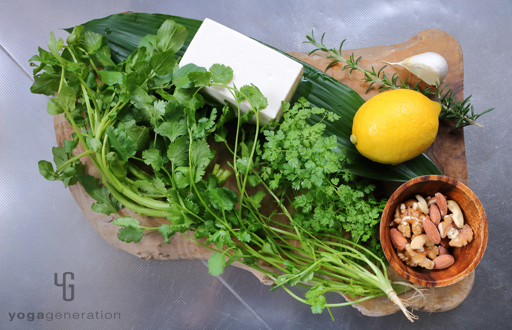 木製カットボードの上のクレソンやレモンなどの材料