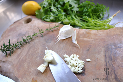 ニンニクやハーブのしたごしらえ
