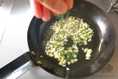 ニンニクとハーブに火を加える