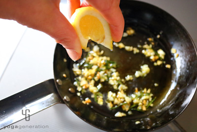 レモンを絞り混ぜる