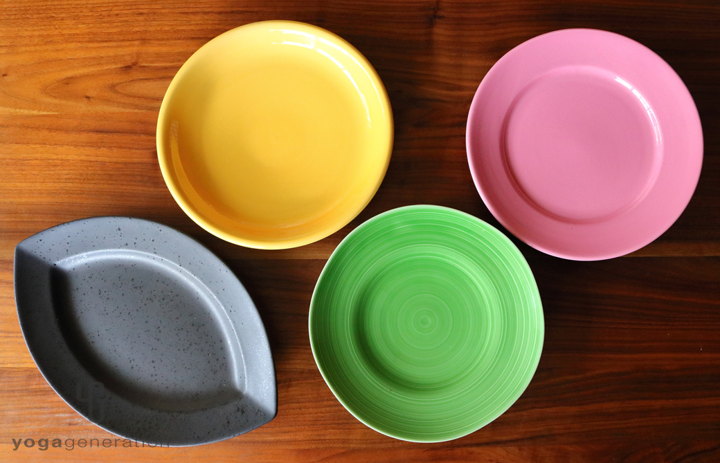 黒・緑・黄・ピンクの4種類の皿