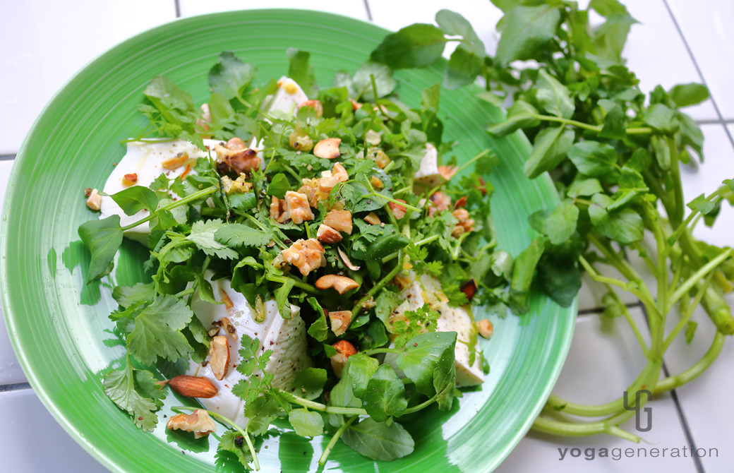 緑の皿に盛りつけたガーリック・レモンドレッシングでクレソンとお豆腐のサラダ