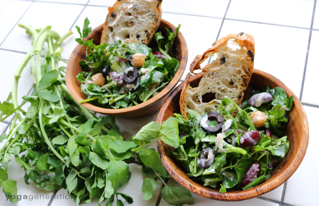 トーストを添えて盛りつけたメキシカン・サラダ