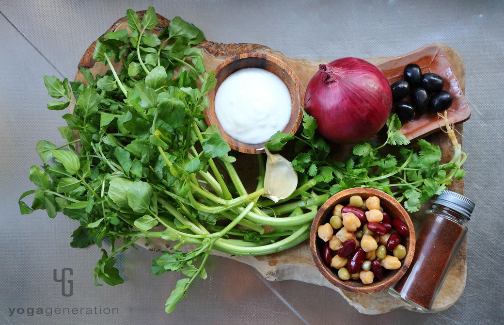 木製カットボードの上の材料