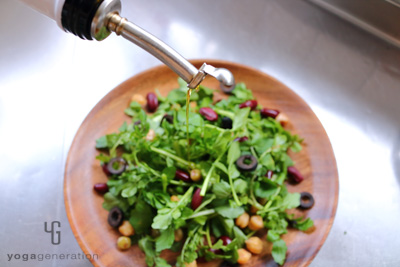 器にこんもりと盛りつけオリーブオイルを垂らす