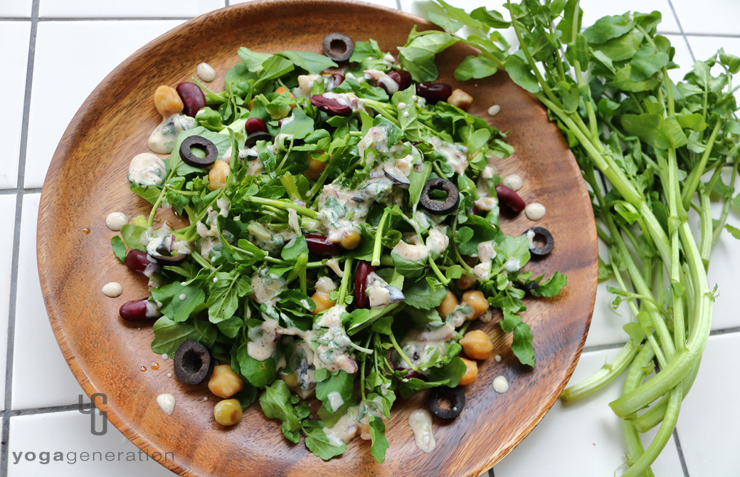 丸い木の皿に盛りつけたメキシカン・サラダ