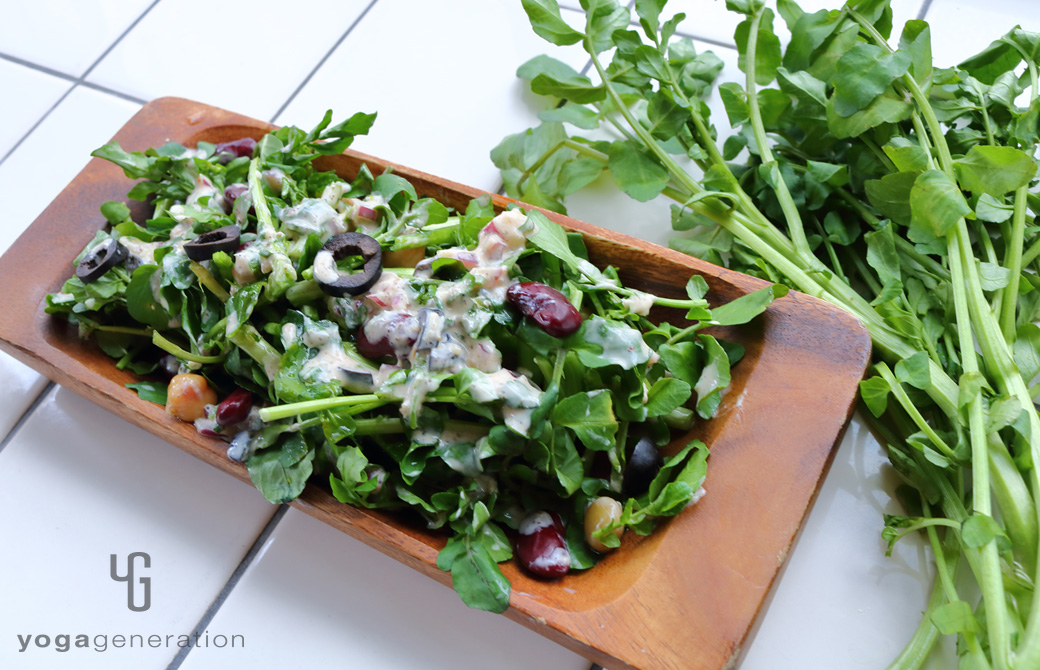 長い木の皿に盛りつけたメキシカン・サラダ