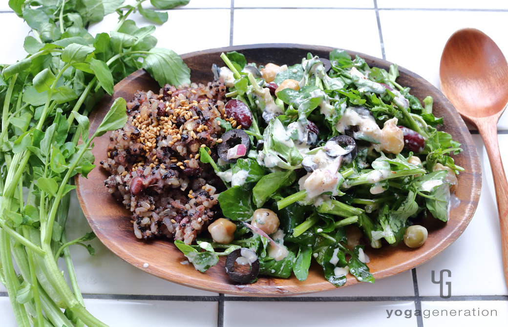 オーバル型の皿に盛りつけたメキシカン・サラダ