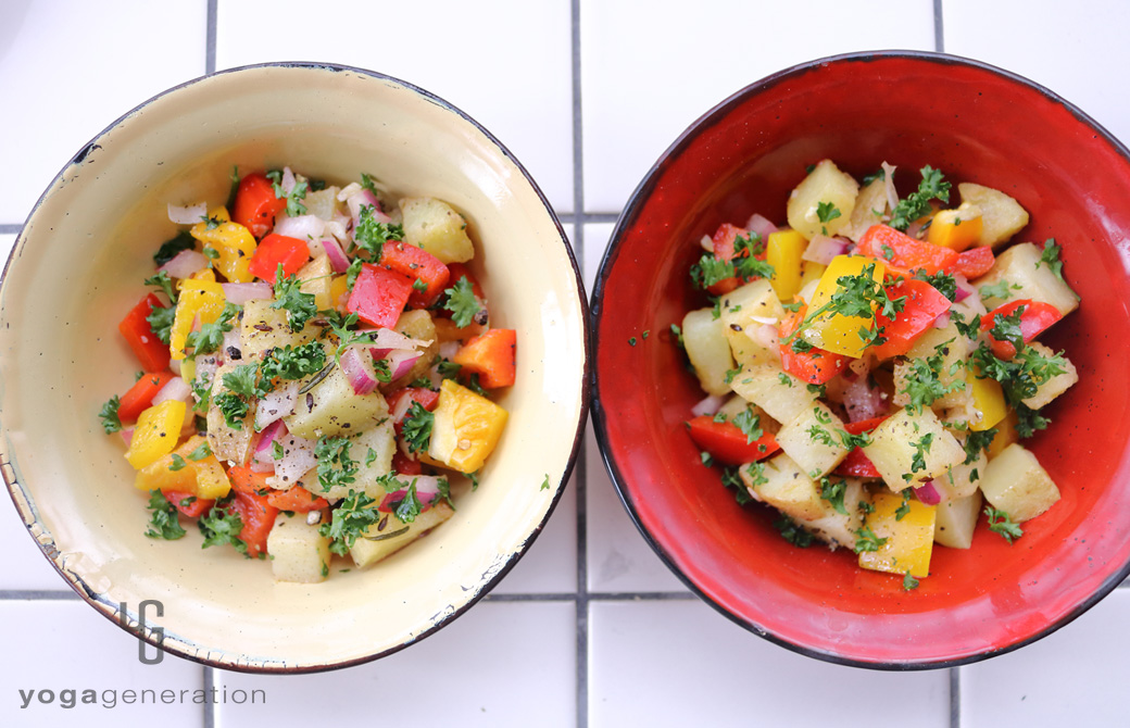 黄色と赤の器に盛りつけたビタミンカラーの揚げじゃがサラダ
