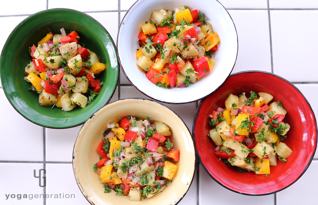 基本4色の器に盛りつけたビタミンカラーの揚げじゃがサラダ