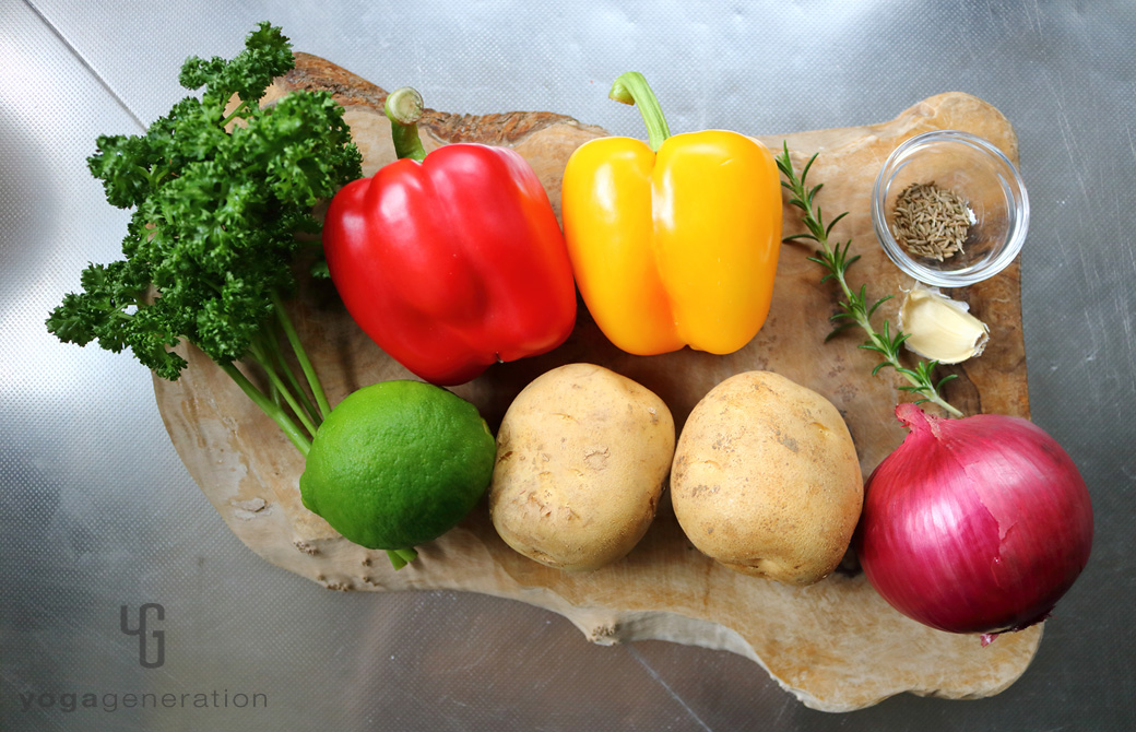木製カットボードの上のパプリカやジャガイモなどの材料