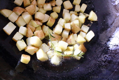 ジャガイモを素揚げする