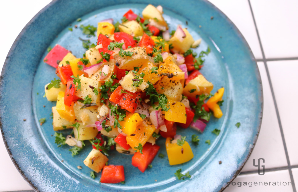 ターコイズブルーの器に盛りつけたビタミンカラーの揚げじゃがサラダ