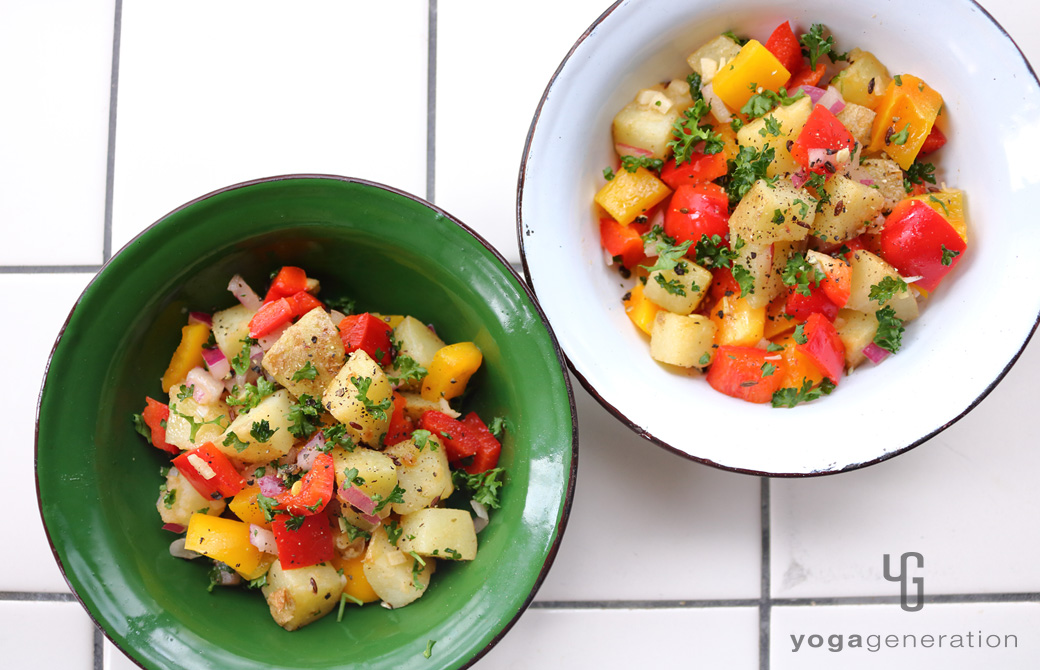 グリーンと白の器に盛りつけたビタミンカラーの揚げじゃがサラダ