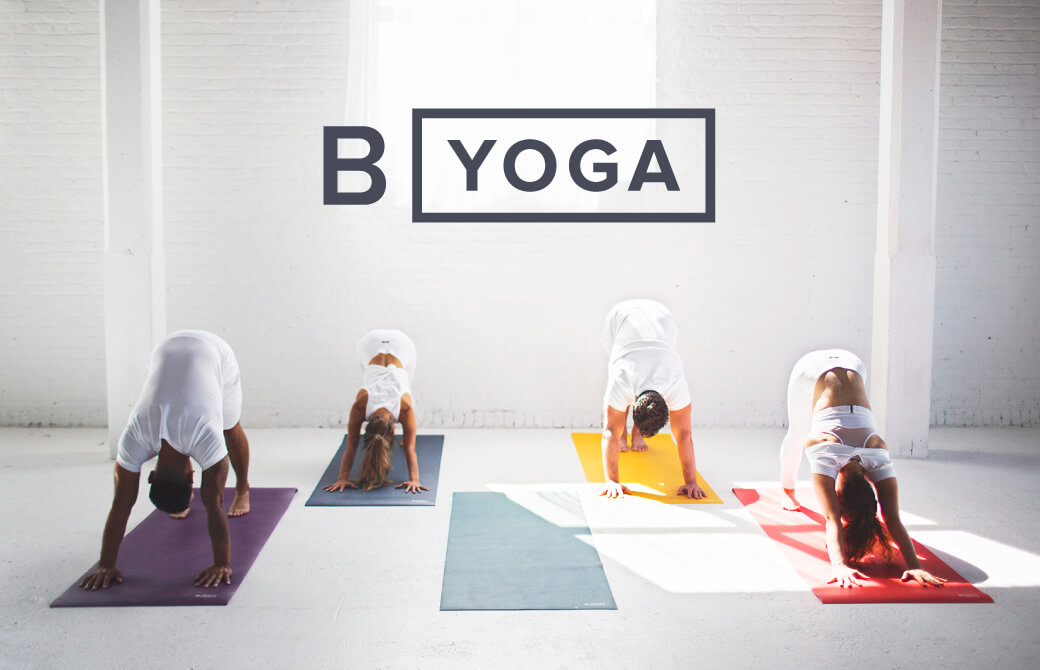 ヨガマットの上でダウンドッグをする人達