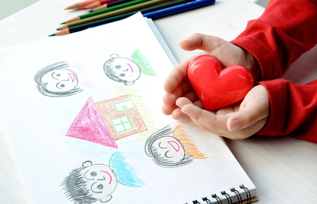 子どもが描いた絵とハート