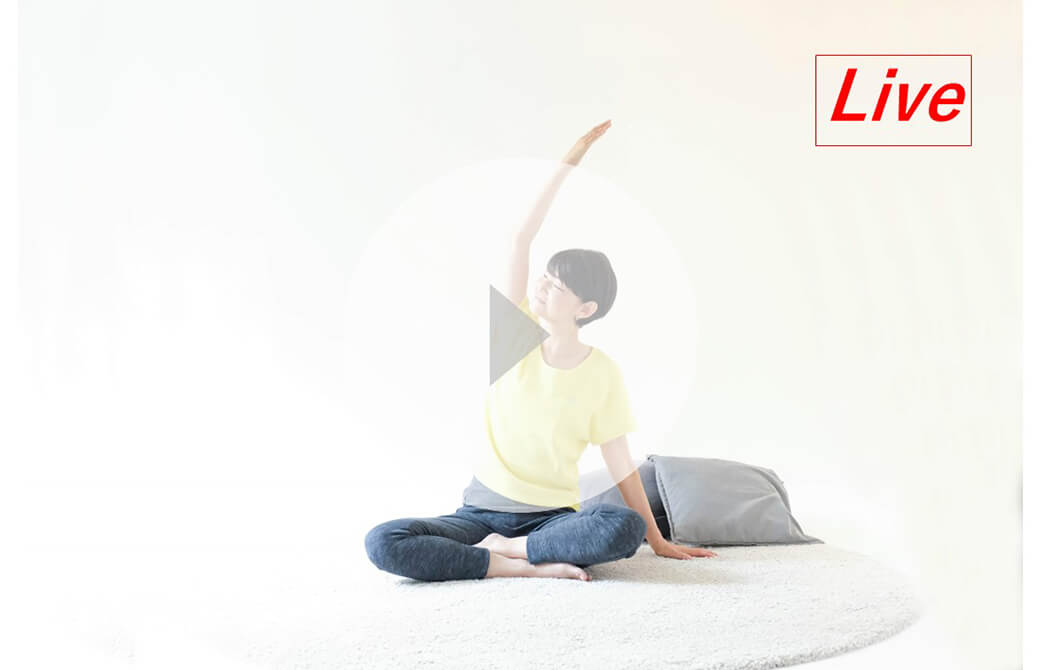 オーガニックライフTOKYOでオンラインでクラスをする女性