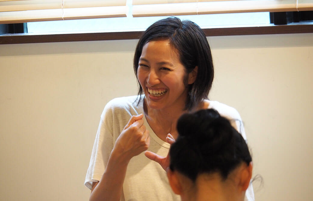 クラス中に笑顔が溢れるサントーシマ香先生