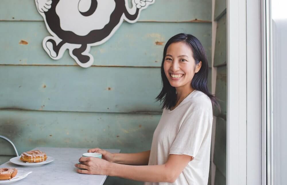 笑顔でインタビューに応じるサントーシマ香先生