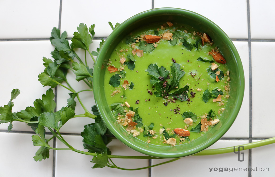 緑色の器に盛りつけたジャガイモとほうれん草のクリーミーなお味噌汁