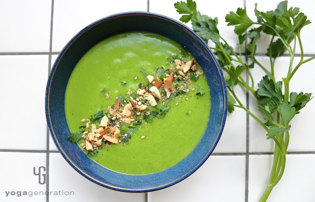 インディゴ色の器に盛りつけたジャガイモとほうれん草のクリーミーなお味噌汁