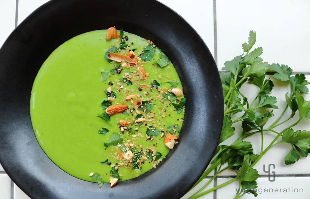 黒色の器に盛りつけたジャガイモとほうれん草のクリーミーなお味噌汁