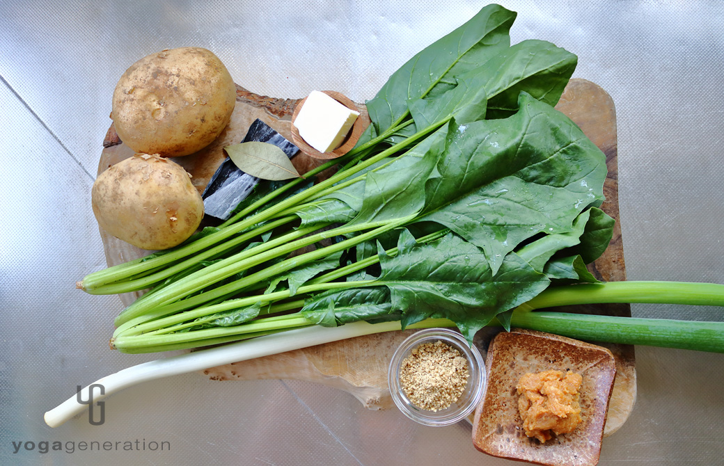 木製カットボードの上の材料