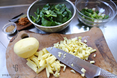 ジャガイモの皮をむいてカットする