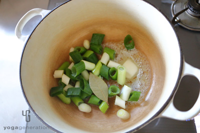 ネギとローリエをバターで炒める
