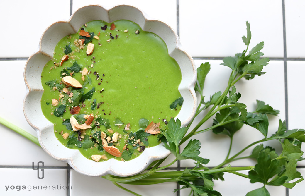 白い器に盛りつけたジャガイモとほうれん草のクリーミーなお味噌汁