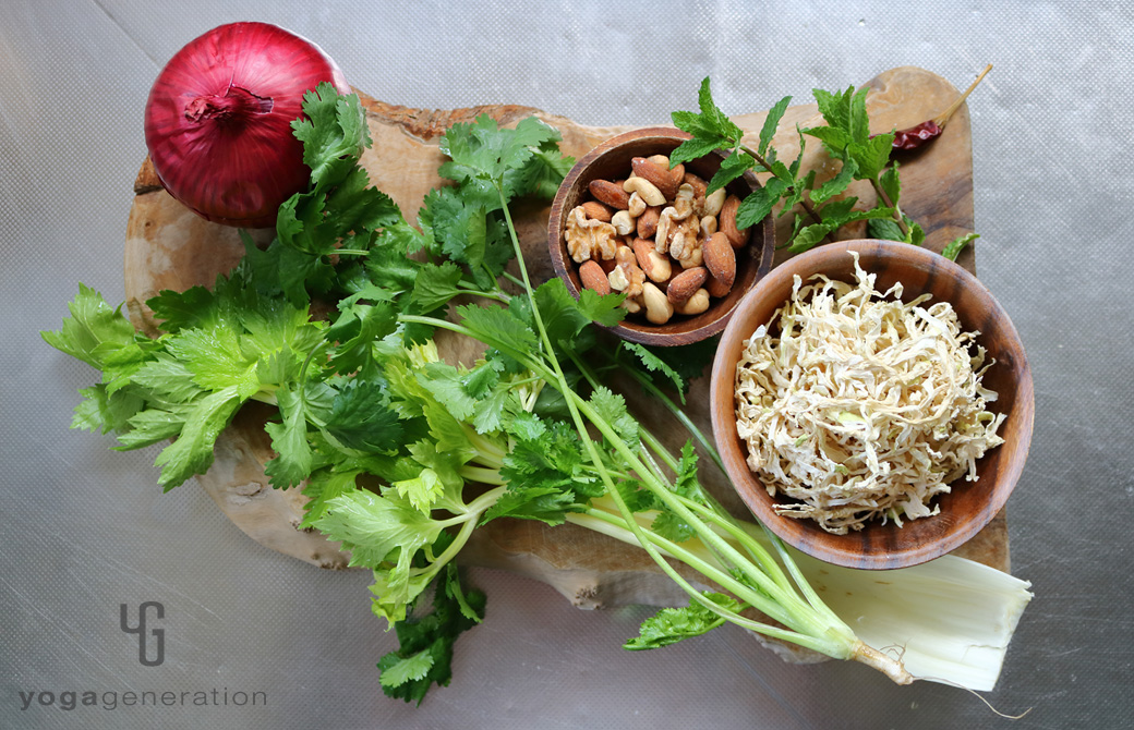 木製カットボードの上の切り干し大根などの材料