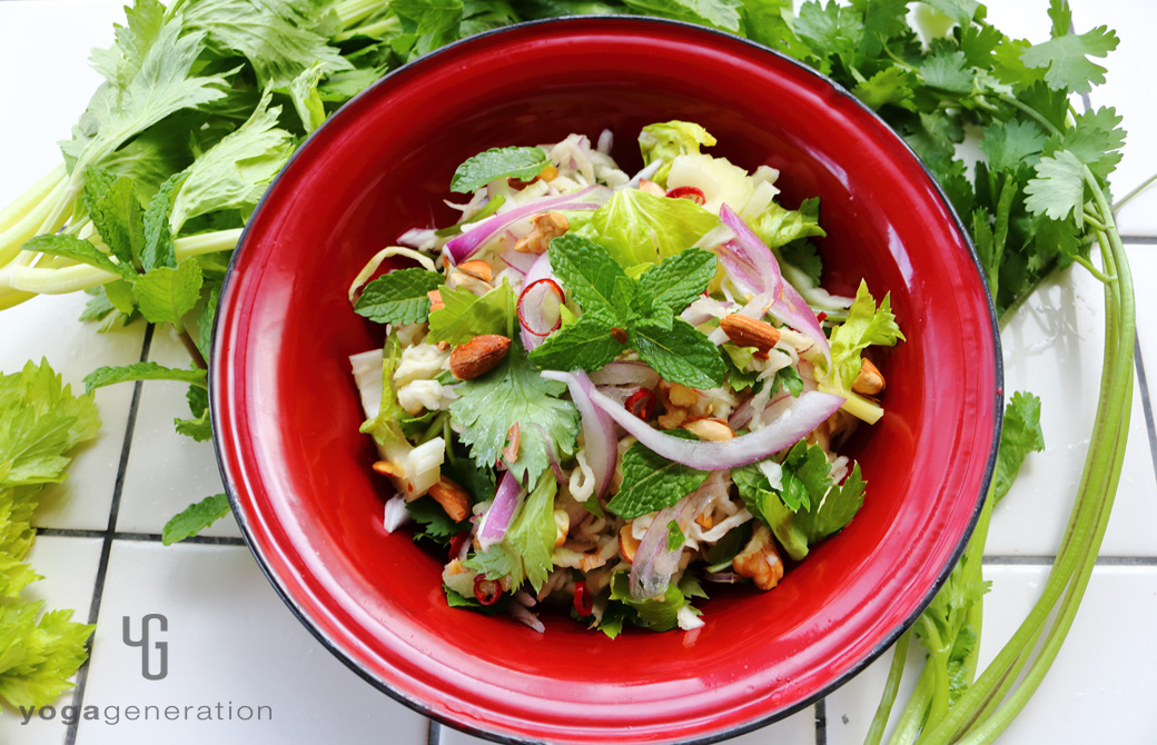 赤い皿に盛りつけた切り干し大根と香味野菜のアジアン・サラダ