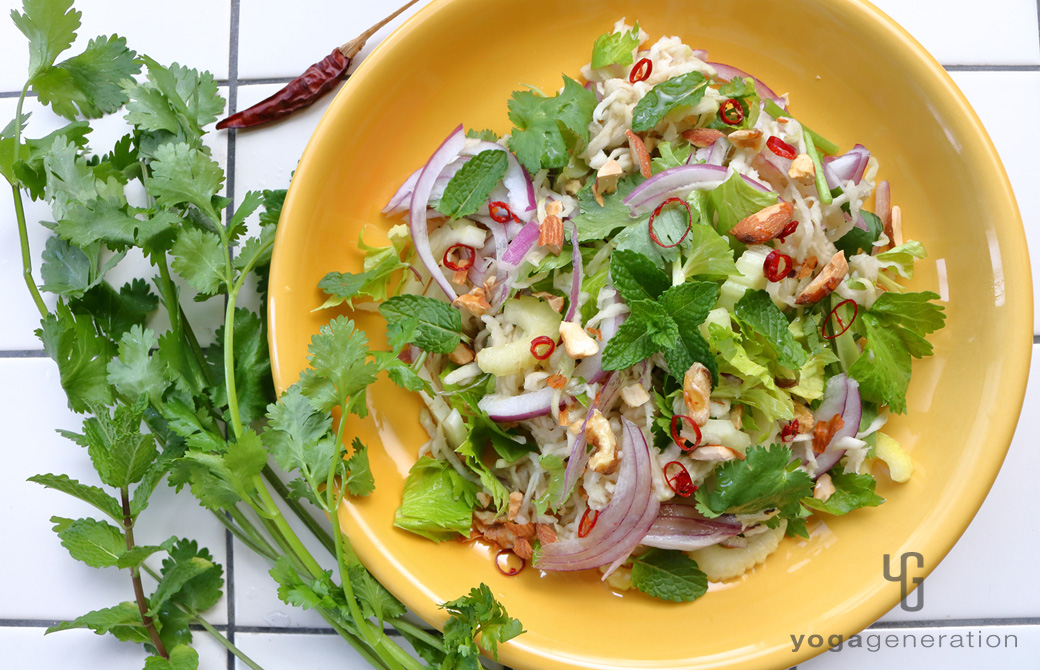 黄色い皿に盛りつけた切り干し大根と香味野菜のアジアン・サラダ