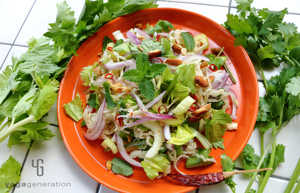 オレンジの皿に盛りつけた切り干し大根と香味野菜のアジアン・サラダ