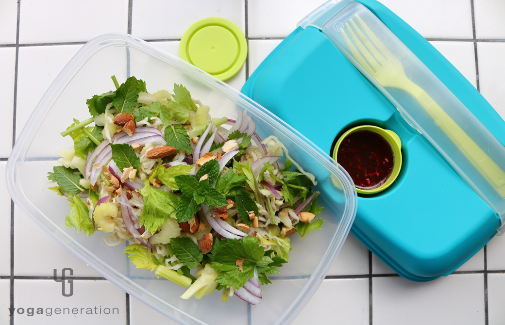 ランチボックスに盛りつけた切り干し大根と香味野菜のアジアン・サラダ