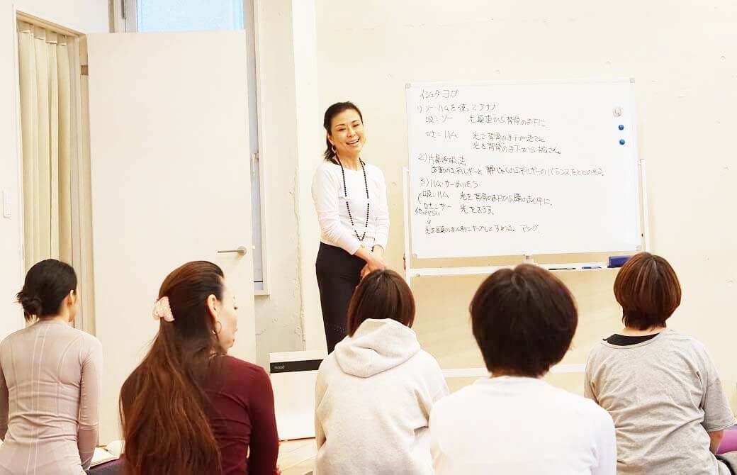 生徒さんに笑顔で語りかける久美子先生