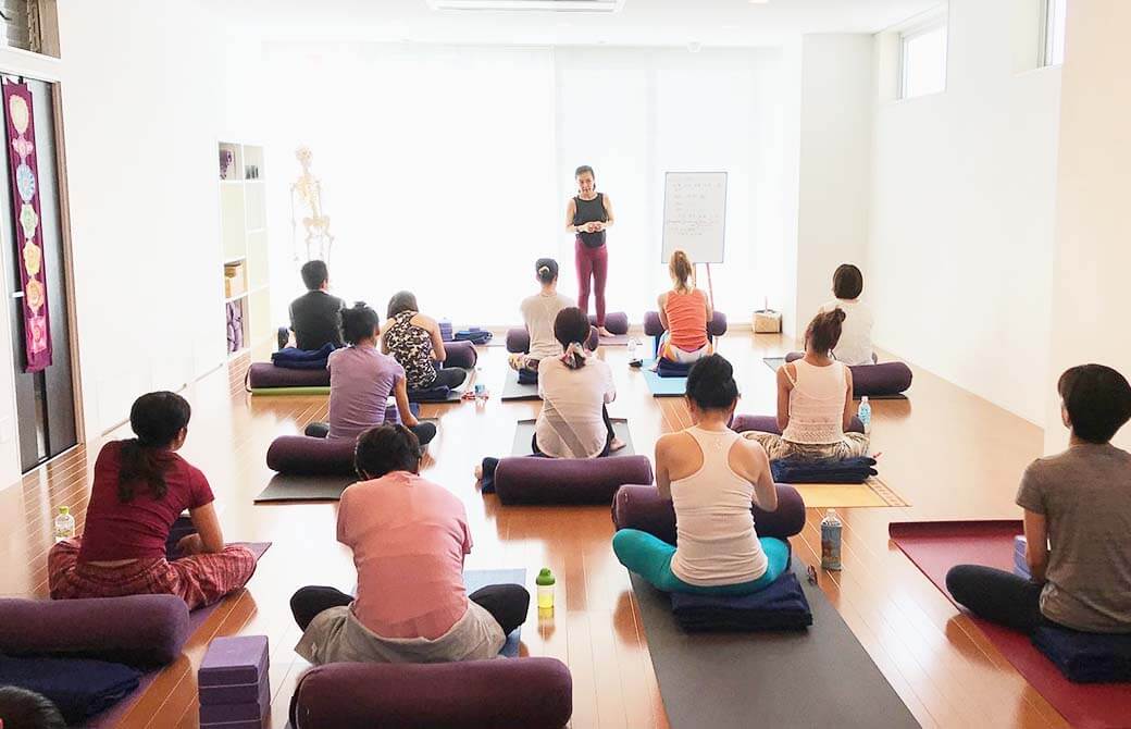 久美子先生の話に聞き入る生徒さんたち