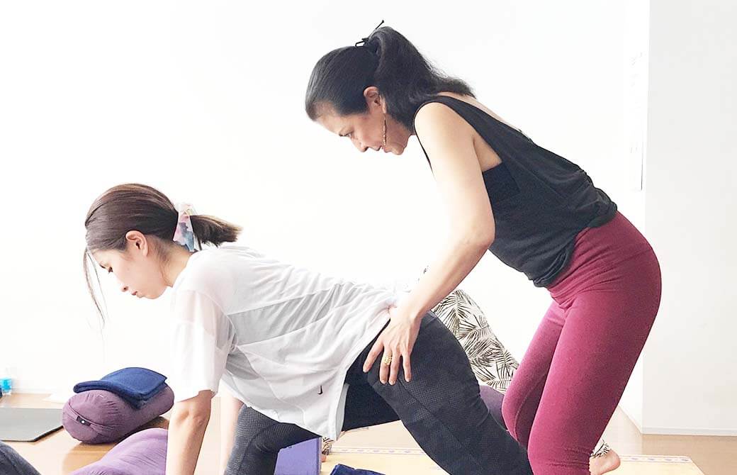 生徒さんにアジャストをする久美子先生